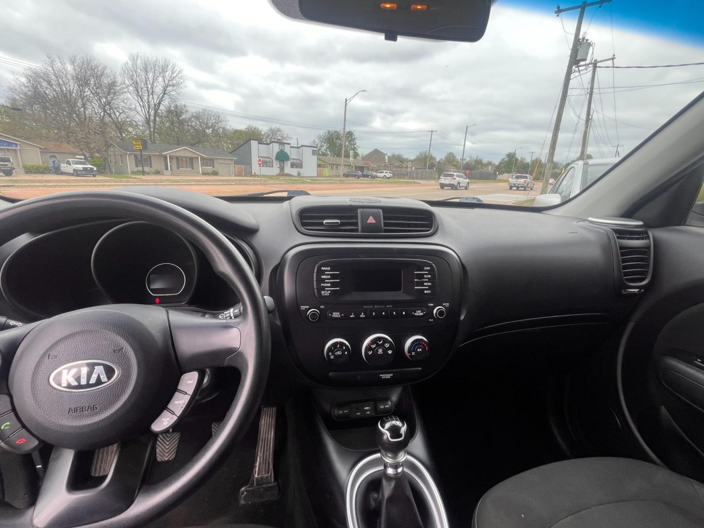 2016 GREEN KIA SOUL BASE Base 6A (KNDJN2A25G7) with an 1.6L L4 DOHC 16V engine, 6A transmission, located at 8101 E. Skelly Dr., Tulsa, OK, 74129, (918) 592-3593, 36.121891, -95.888802 - Photo#4